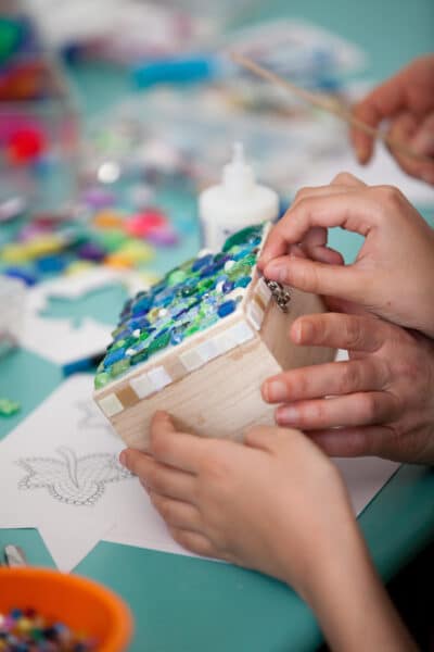 Atelier enfant à L’École des Arts joailliers, avec le soutien de Van Cleef&Arpels