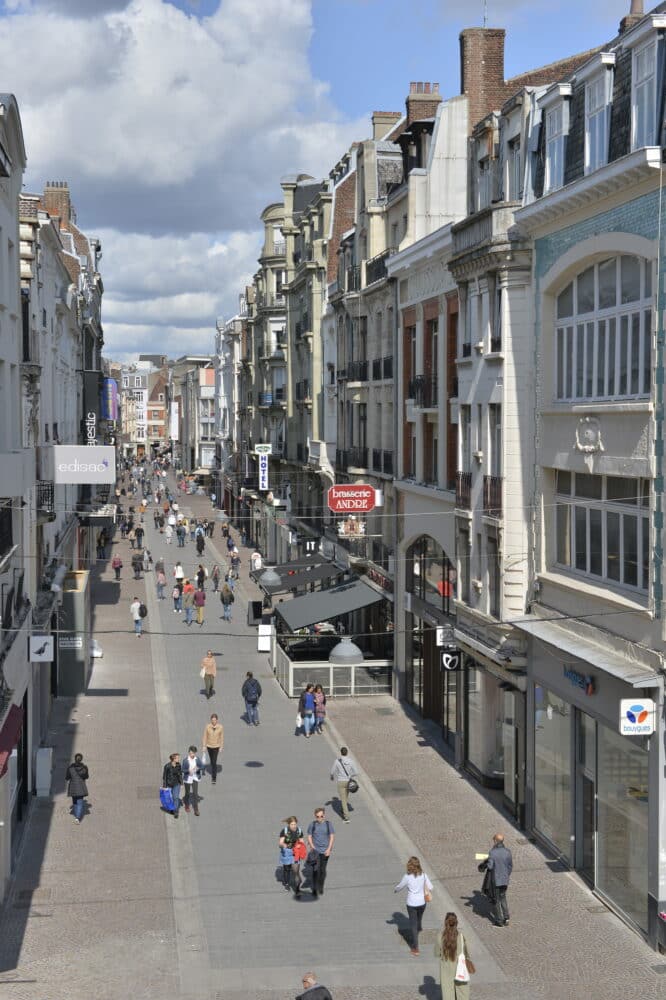 La rue de Béthune à Lille depuis la brasserie « Le Paon d’Or »