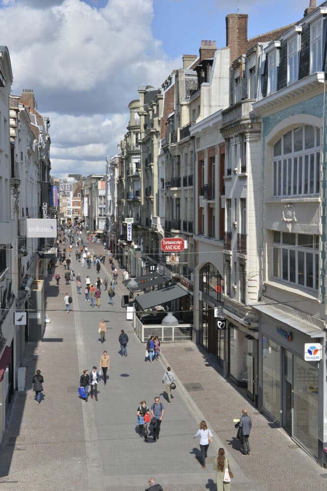 La Rue de Bethune depuis la Brasserue “Le Paon d’Or”