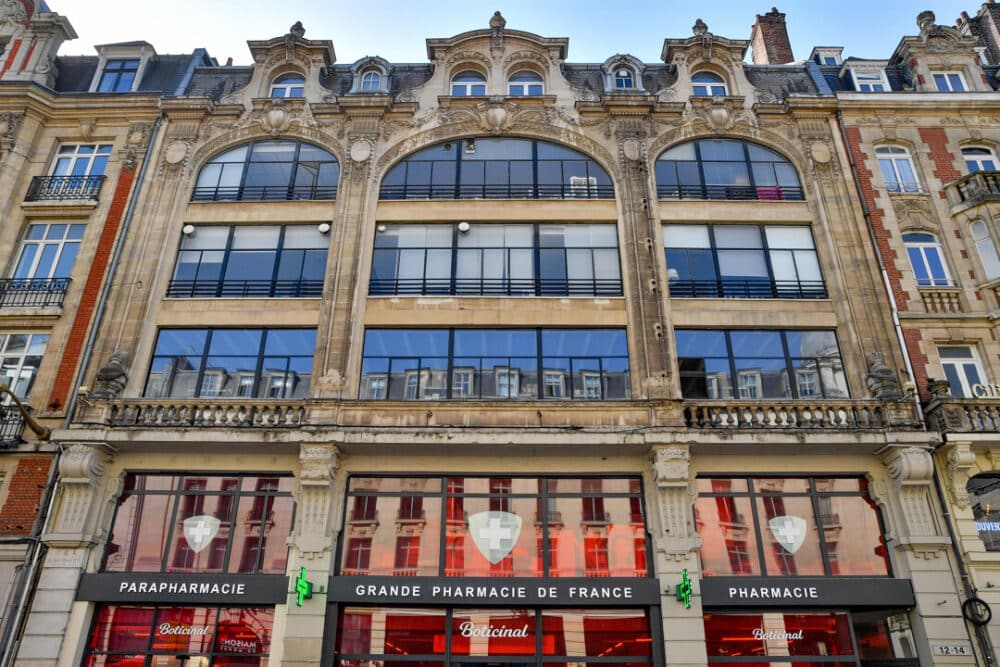 Façade Art déco de la pharmacie, rue Faidherbe