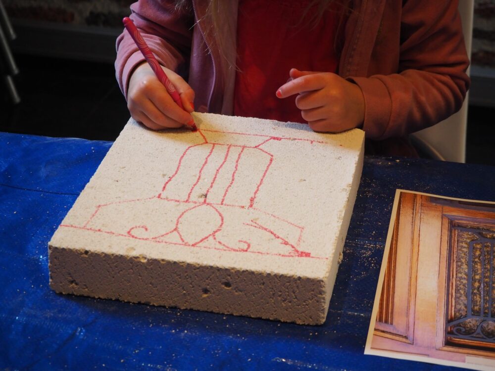 Atelier en famille – apprenti sculpteur – douaisis – Nord France