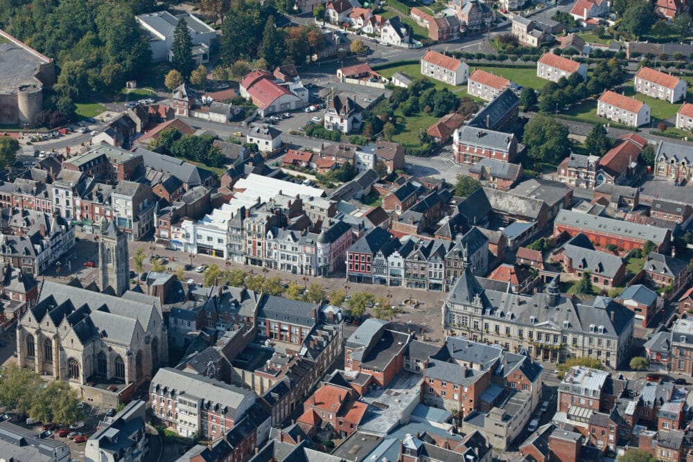 Vue aérienne du centre ville de Péronne