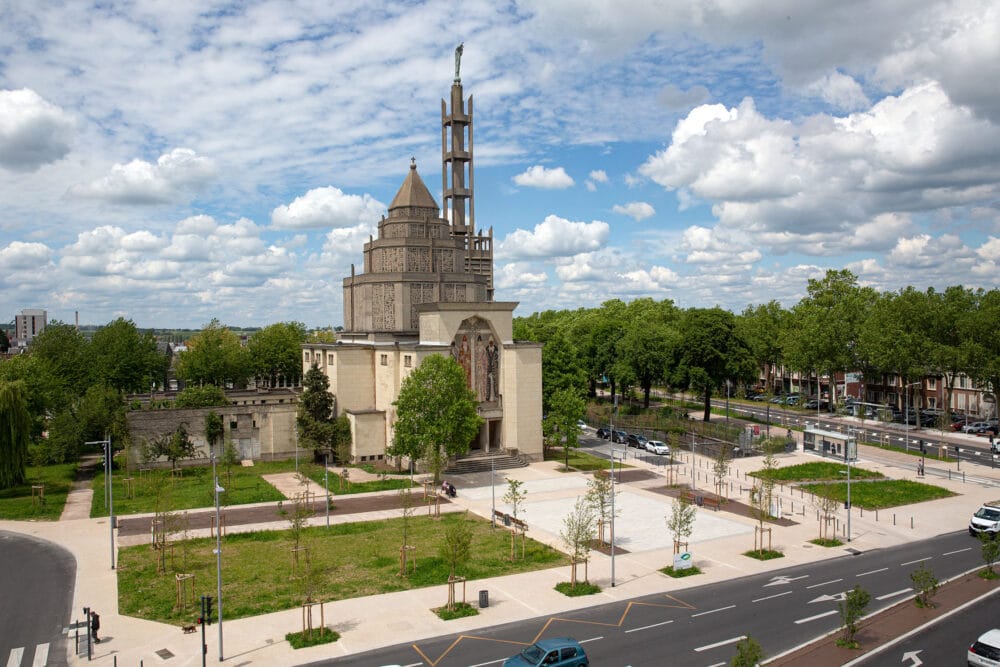 Vue sur l’esplanade Branly et l’église Saint-Honoré