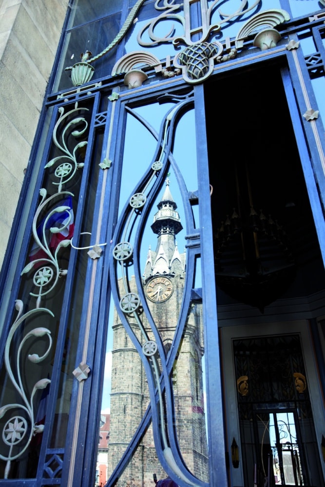 Béthune – porte hôtel de ville et reflet beffroi – © Brigitte Baudesson