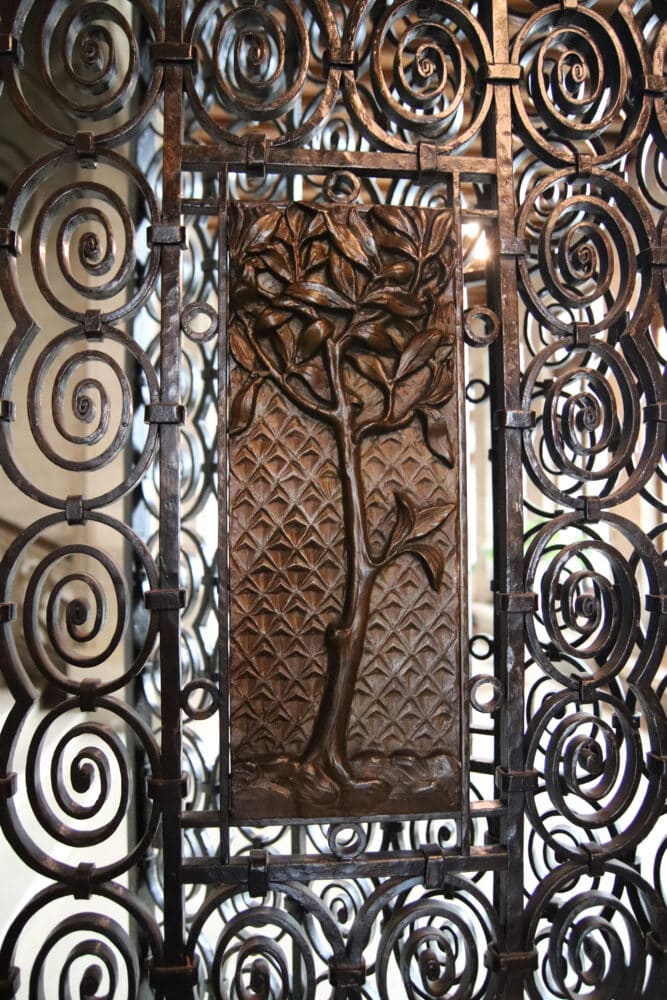 Arbre en bronze monté sur grille en fer forgé, Hôtel de Ville, Arras
