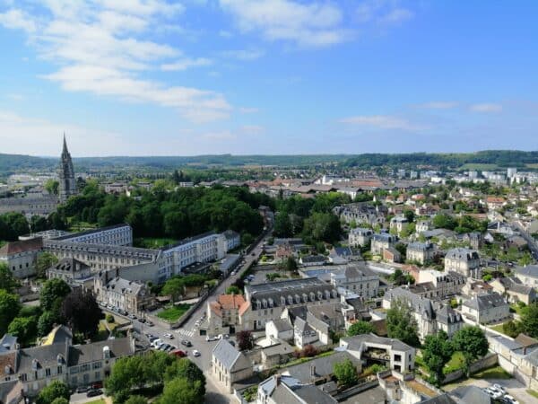 Cherchez l'art-déco du haut de la cathédrale de Soissons