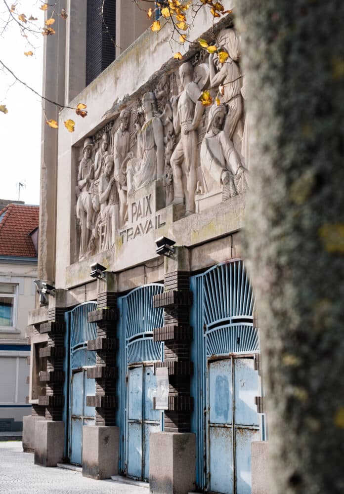 Façade de la bourse du Travail à Calais
