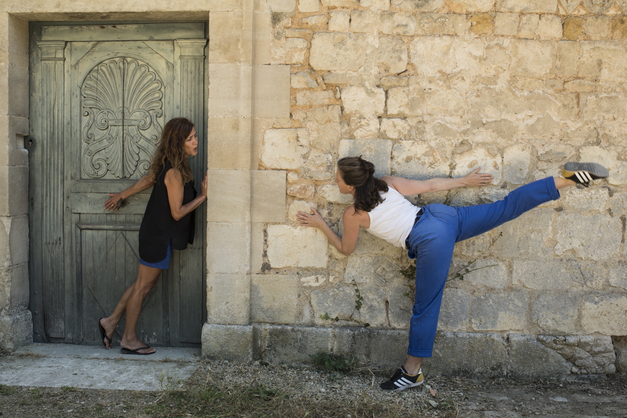 Surgir d&rsquo;entre les murs