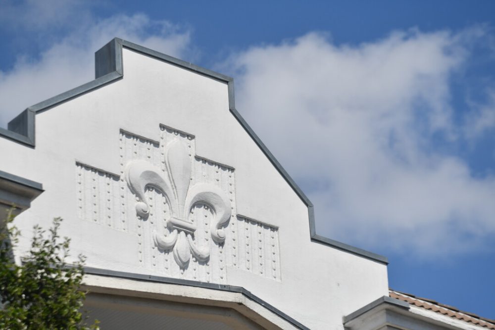 Maison avec fleur de lys